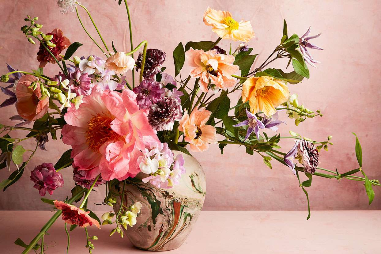 How Florists Create Long-Lasting Vase Flower Arrangements?